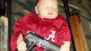 Imagem Foto de bebê com armas e munições gera polêmica em rede social