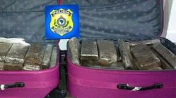 Imagem  Em mala rosa, mulher carregava 45 quilos de maconha e foi presa