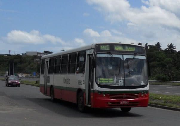 Imagem Bandidos roubam ônibus e deixam passageiro só de cueca