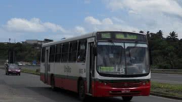 Imagem Bandidos roubam ônibus e deixam passageiro só de cueca