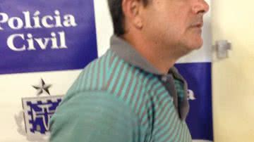 Imagem  Homem compra arma, 'treina' em casa e tiros atingem janela de coronel