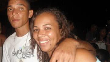 Imagem Esposa esfaqueia marido e filho presencia tudo