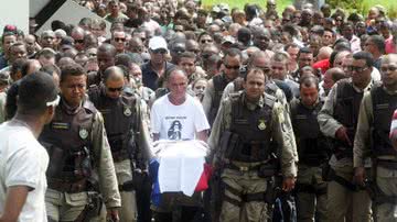Imagem Clima de revolta no sepultamento do soldado Antônio 