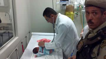 Imagem Policiais encontram recém-nascido dentro de caixa de papelão