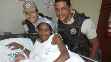 Imagem Policiais militares realizam parto dentro de viatura em Salvador