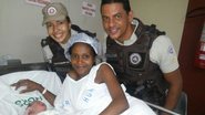 Imagem Policiais militares realizam parto dentro de viatura em Salvador