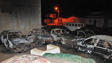 Imagem Carros apreendidos em delegacia de Belo Campo são destruídos com incêndio