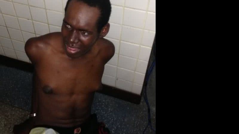 Imagem Homem nu é preso aterrorizando com faca na Lapa
