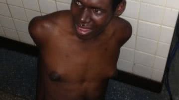 Imagem Homem nu é preso aterrorizando com faca na Lapa