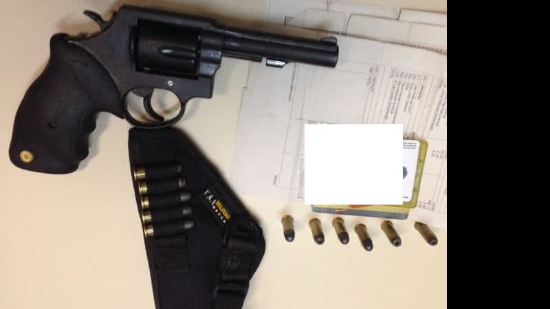 Imagem Homem é preso com arma e entrega comparsa traficante