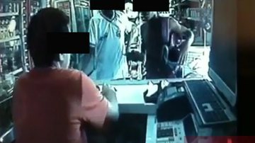 Imagem Vídeo: câmera de segurança flagra menores assaltando padaria em São Cristóvão