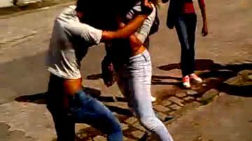 Imagem Vídeo: mulheres 'saem na mão' como homens nas ruas