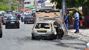 Imagem Carro pega fogo em frente a banco no Imbuí