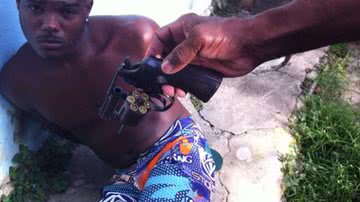 Imagem Casal acusado de envolvimento com tráfico de drogas é preso com arma