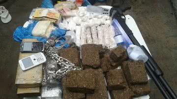 Imagem Casal é preso com 30 Kg de drogas e oferece suborno de R$ 100 mil a polícia