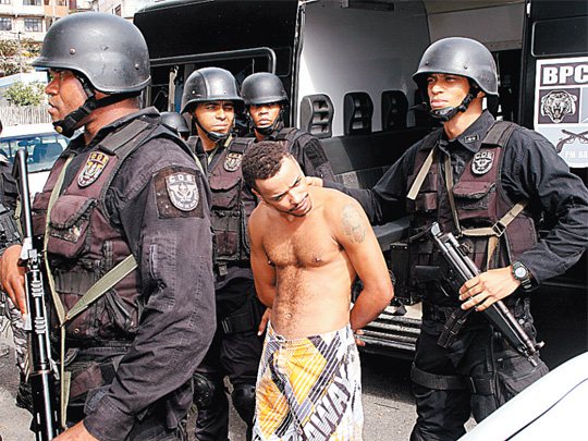 Imagem Polícia apresenta traficante Coe, chefe do tráfico na Saramandaia