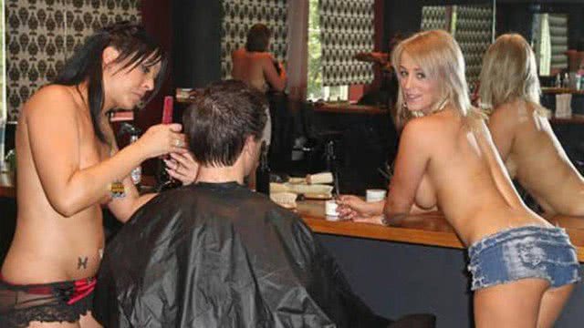 Imagem Barba e cabelo: salão de beleza coloca mulheres nuas para atender os clientes