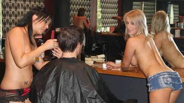 Imagem Barba e cabelo: salão de beleza coloca mulheres nuas para atender os clientes