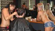 Imagem Barba e cabelo: salão de beleza coloca mulheres nuas para atender os clientes