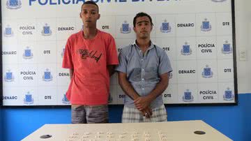 Imagem 300 pedras de crack são apreendidas com traficantes em Feira de Santana