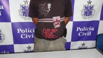 Imagem Polícia prende traficantes com fuzil do Exército em casa