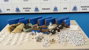 Imagem Dupla é presa com armas e mais de 8 kg de drogas em Feira da Santana