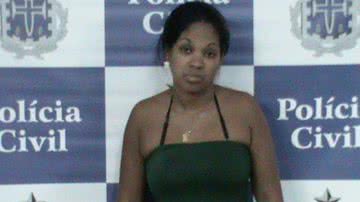 Imagem Mulher é flagrada com quatro armas de grosso calibre em Ilhéus