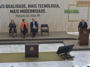 Imagem Dilma assina decreto autorizando migração de rádios AM para FM