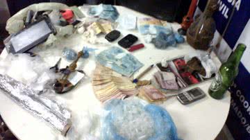 Imagem Vigilante vendia droga no portão da própria casa em Brumado