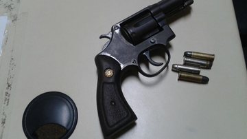 Imagem 50ª Cipm prende homens com revólver no Barradão