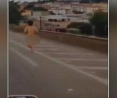 Imagem Vídeo: homem corre nu em rodovia e internautas dizem ser torcedor do Atlético-MG