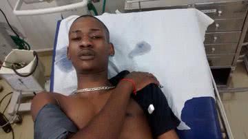Imagem Homem é baleado em troca de tiros com PM e vai sozinho à Posto Médico