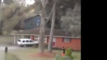 Imagem Vídeo: após ser traído, homem destrói a própria casa com carro