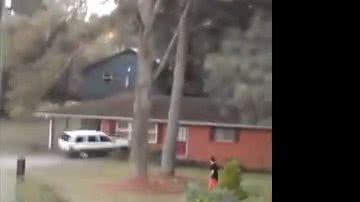 Imagem Vídeo: após ser traído, homem destrói a própria casa com carro