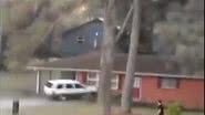 Imagem Vídeo: após ser traído, homem destrói a própria casa com carro