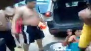 Imagem Vídeo: homem acusado de roubo é retirado de viatura e espancado por populares