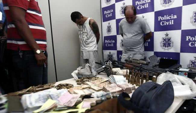 Imagem Homens são presos com armas russas em Feira de Santana