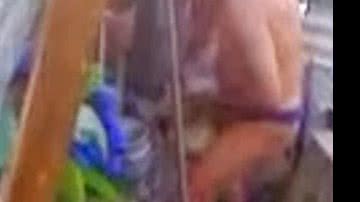 Imagem Vídeo: idoso de 70 anos é flagrado fazendo sexo com galinha no quintal de casa