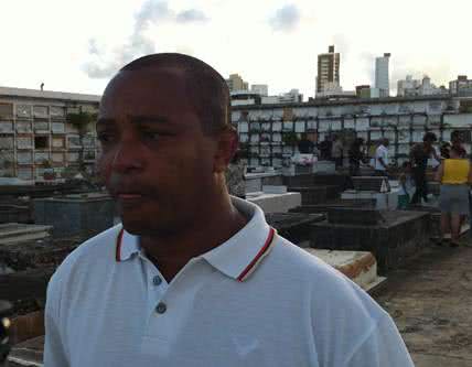 Imagem “Extermínio de PM é morte do Estado”, dizem policiais em sepultamento de tenente