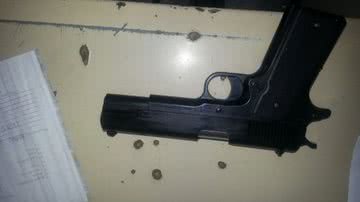 Imagem PM prende dois com arma de brinquedo na Barros Reis
