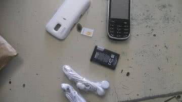 Imagem Jovem flagrada com celular, bateria,chip e dois fones na vagina