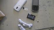 Imagem Jovem flagrada com celular, bateria,chip e dois fones na vagina