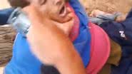 Imagem Com as próprias mãos: população amarra ladrão, espanca e joga água