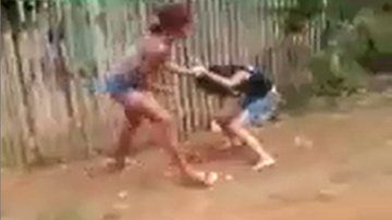Imagem Vídeo chocante: meninas brigam na rua e criança também é agredida