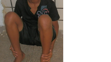 Imagem Adolescente de 14 anos tenta matar colega com facão em sala de aula