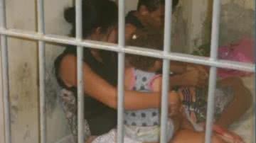 Imagem Criança de dois anos é presa com os pais dentro de cela em delegacia de Sergipe
