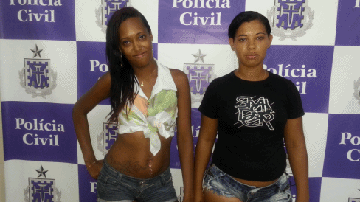 Imagem Mulheres presas acusadas de tráfico fazem pose para foto em delegacia