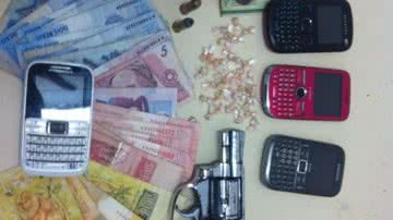 Imagem Dupla é presa com drogas arma em Camaçari