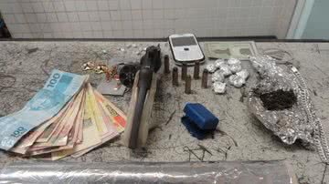 Imagem Polícia prende jovem armado e com drogas em Camaçari