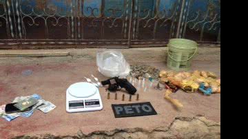 Imagem Homem é preso com drogas, arma e material de refino em Alto de Coutos